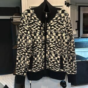 Black and white stretch Karen Heart Sweater ✨✨✨ Beautifully made 🤍